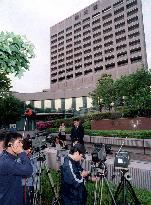 Reporters, photographers flock to hospital where Obuchi died